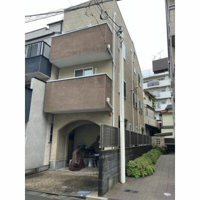 東京都渋谷区千駄ヶ谷２丁目 3階建