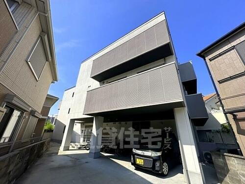 大阪府吹田市金田町 3階建