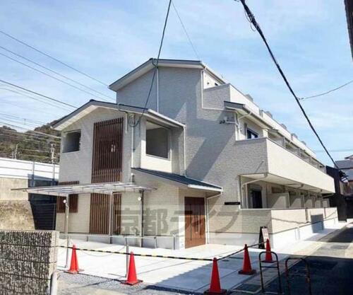 エルマージュ安朱 3階建