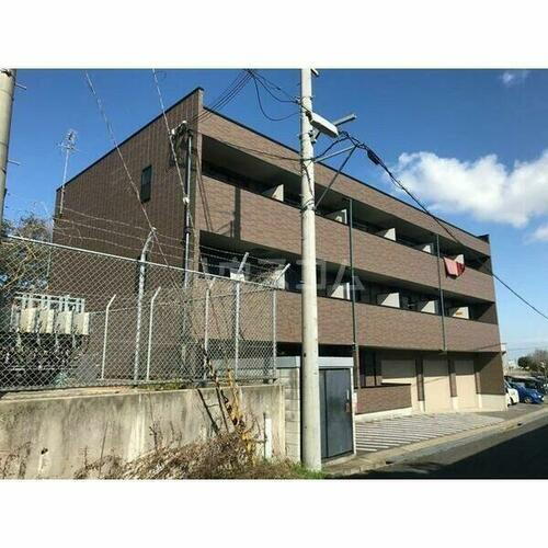 アンプルールフェールフォルス 3階建