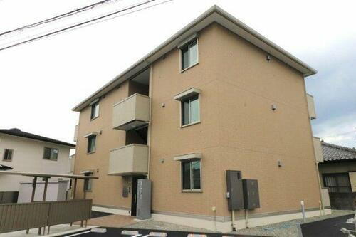 山梨県甲府市上石田２丁目 3階建 築1年