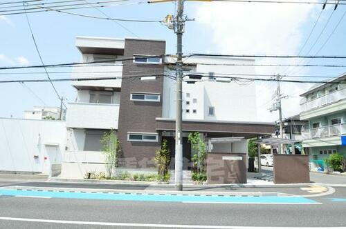 シャーメゾンファヴール 3階建