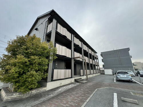 シャレーコート 3階建