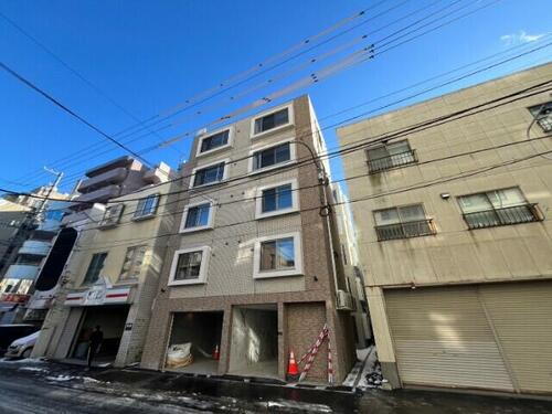 北海道札幌市中央区南六条西１１丁目 5階建
