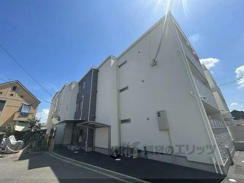 クリエオーレ藤阪中町１ 3階建