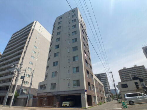 北海道札幌市中央区北二条西１３丁目 11階建