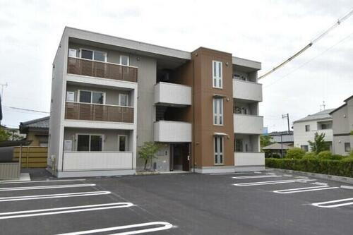 新潟県新潟市中央区女池３丁目 3階建