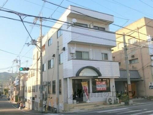 ハイツ足立 3階建