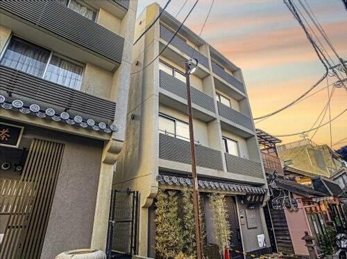 アミティ館内二番館 4階建