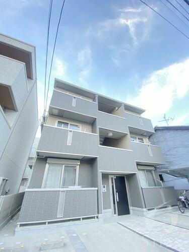 大阪府堺市堺区中三国ヶ丘町５丁 3階建