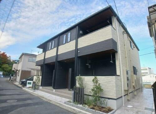 兵庫県伊丹市北園１丁目  2階建