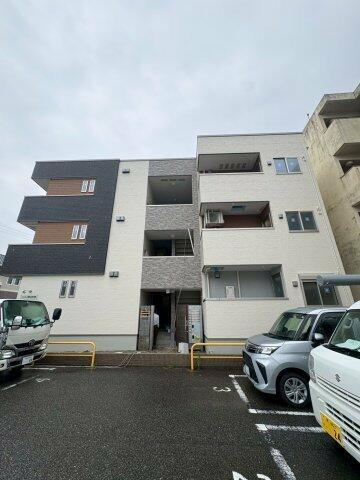 兵庫県神戸市兵庫区浜中町２丁目 3階建