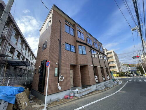 東京都多摩市鶴牧６丁目 3階建 