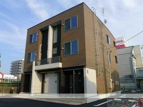 愛媛県松山市南江戸３丁目 築7年7ヶ月 3階建