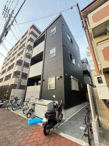 兵庫県西宮市笠屋町 3階建