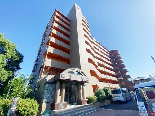 シャトーレイクルイーズ 9階建