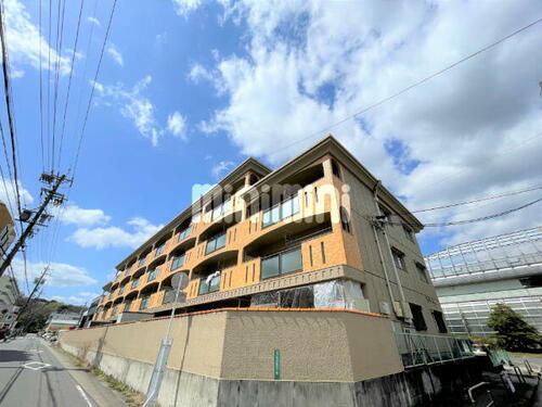 ビューラー牧の里 4階建