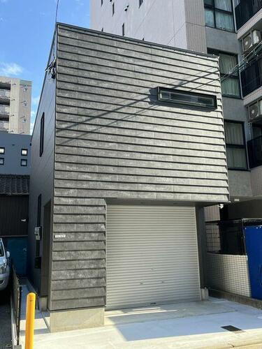 福岡県福岡市中央区高砂２丁目  2階建