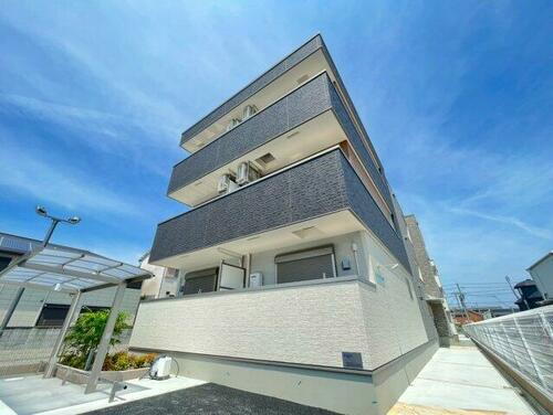 大阪府泉大津市池浦町４丁目  3階建