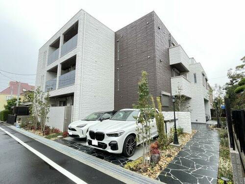 兵庫県伊丹市平松６丁目 3階建