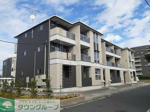 埼玉県三郷市中央４丁目 3階建
