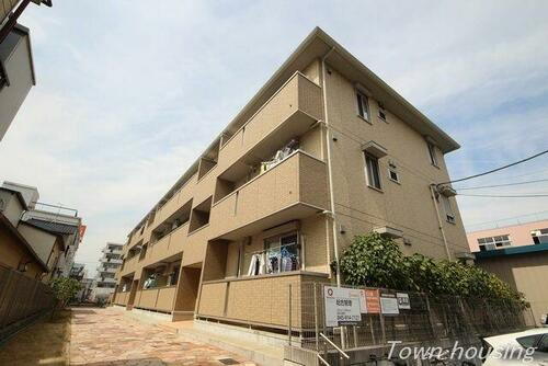 神奈川県横浜市港北区綱島東５丁目 3階建