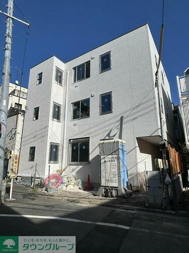 東京都渋谷区幡ヶ谷３丁目 3階建