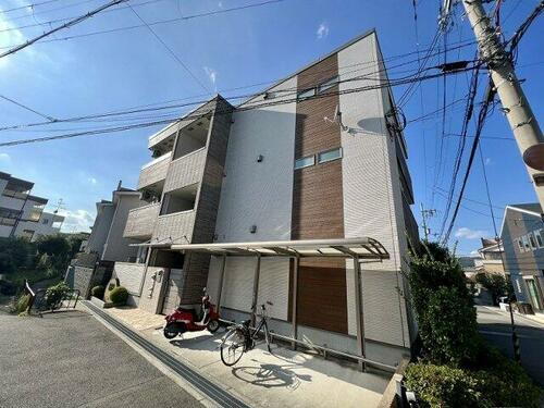 大阪府箕面市半町３丁目 3階建