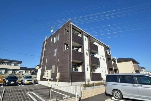 埼玉県東松山市高坂６丁目 3階建