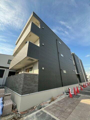 兵庫県西宮市青木町  3階建