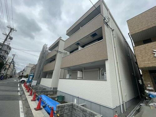 兵庫県尼崎市東難波町５丁目  3階建