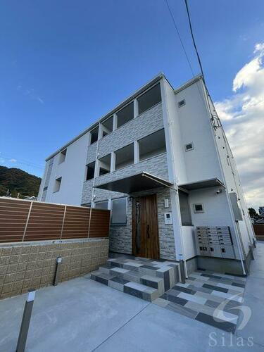 大阪府大東市北条５丁目  3階建