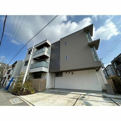 兵庫県神戸市兵庫区上三条町 築7年11ヶ月 3階建