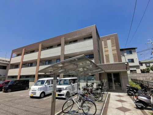 大阪府豊中市永楽荘２丁目 3階建