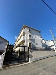 兵庫県神戸市東灘区西岡本５丁目 3階建