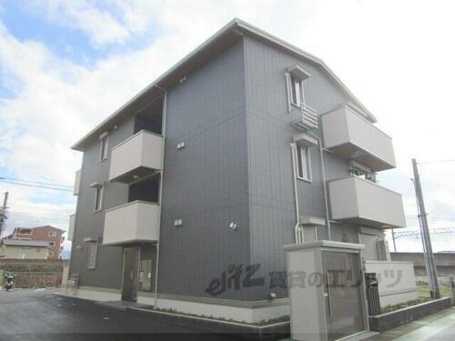 滋賀県草津市西矢倉２丁目  3階建