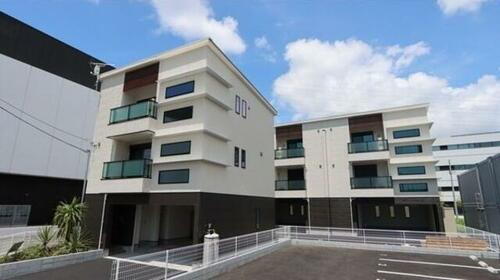 神奈川県藤沢市土棚 3階建 