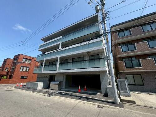 北海道札幌市西区八軒三条西１丁目 4階建