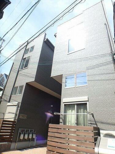 大阪府池田市栄町 2階建