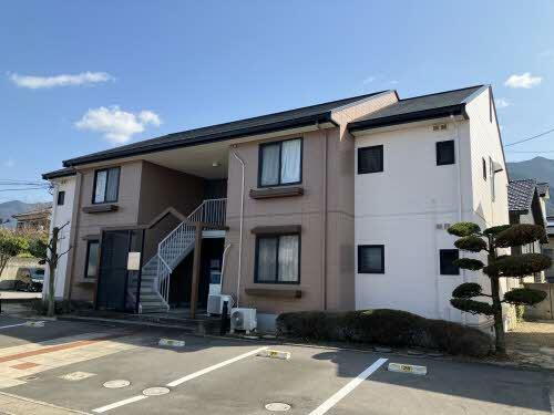 愛媛県新居浜市中村３丁目 2階建