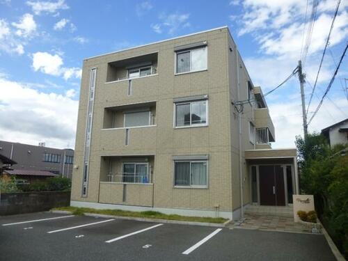 兵庫県川西市南花屋敷２丁目 3階建