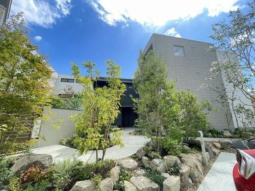 シャーメゾンステージ茨木春日 3階建