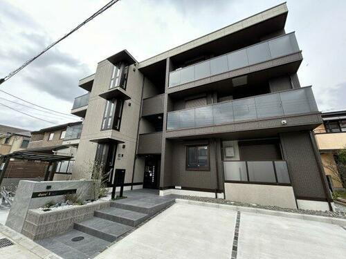兵庫県西宮市甲子園六石町 3階建