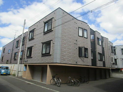 北海道札幌市東区北十八条東１３丁目 3階建