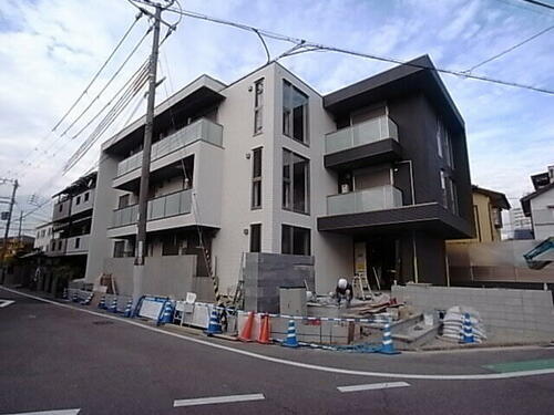兵庫県西宮市甲子園洲鳥町 3階建