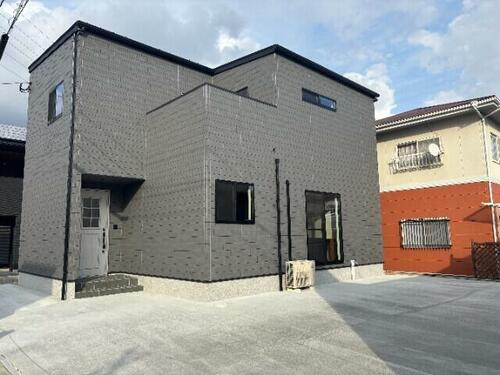 福岡県八女市龍ケ原  2階建