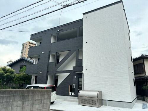 福岡県北九州市小倉北区三萩野１丁目  3階建