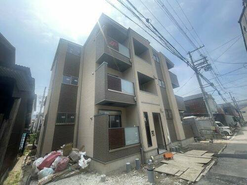 兵庫県尼崎市東桜木町 3階建 