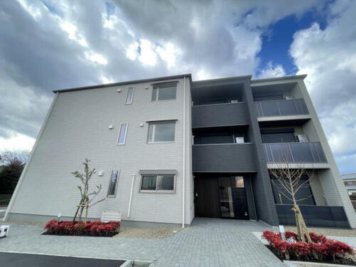 シャーメゾンリッツカジワラ 3階建