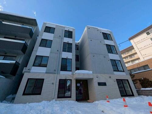 北海道札幌市豊平区平岸四条９丁目  4階建